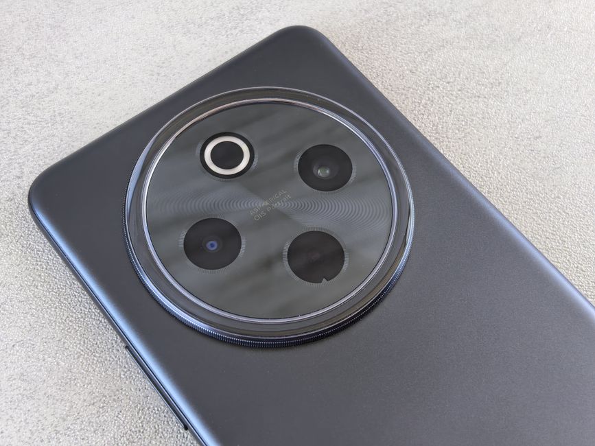 モダンなデザインのスマートフォンのカメラレンズモジュールの詳細なクローズアップショット。