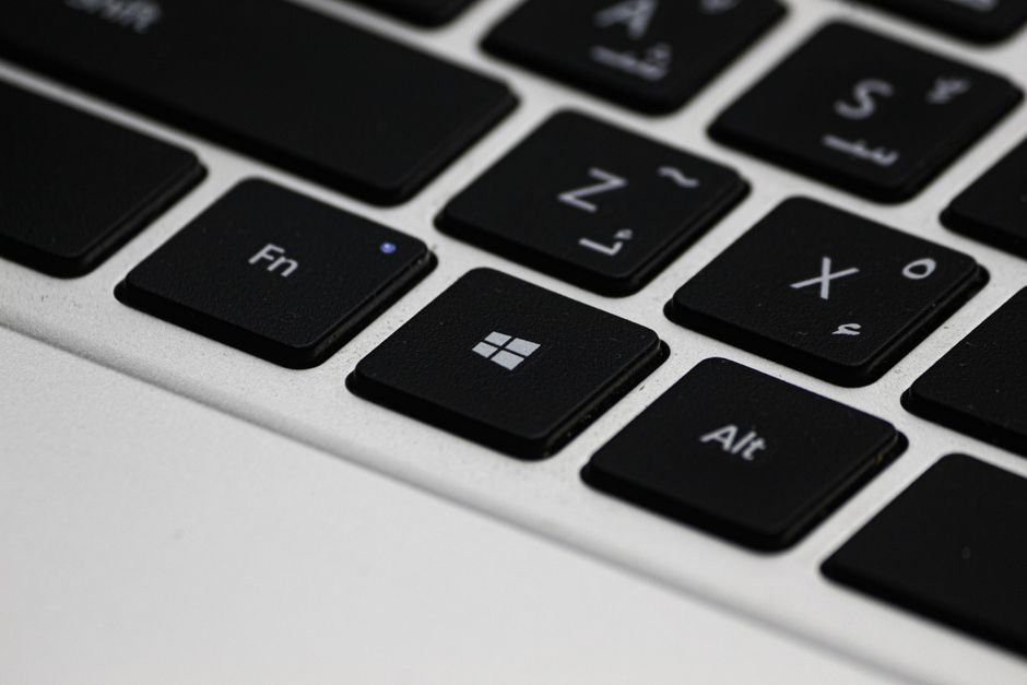 アラビア文字と Windows キーを備えたラップトップ キーボードの詳細図。