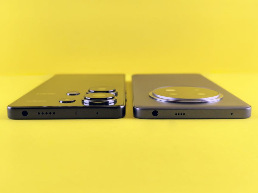 鮮やかな黄色の背景に 2 台のスマートフォンが並んで展示されています。