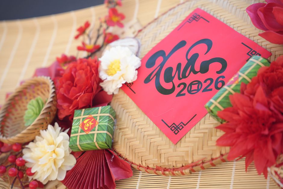 2026年の旧正月の活気ある装飾で、花と伝統的な要素を取り入れた祝祭的な雰囲気を演出。