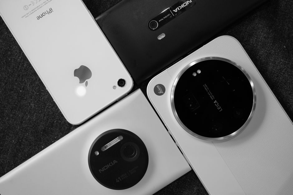 スマートフォンカメラを芸術的に配置し、モノクロの構図に仕上げた作品。
