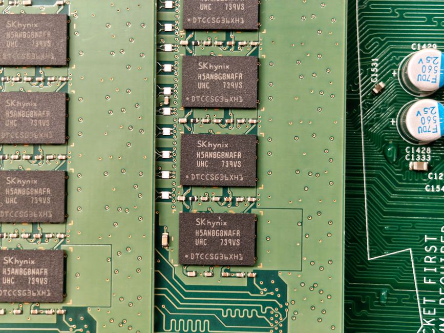 SKハイニックス製チップを搭載した緑色の回路基板の詳細画像。電子部品が鮮明に写っている。