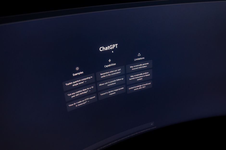暗い設定でChatGPTインターフェースを表示しているコンピュータースクリーンのクローズアップ。