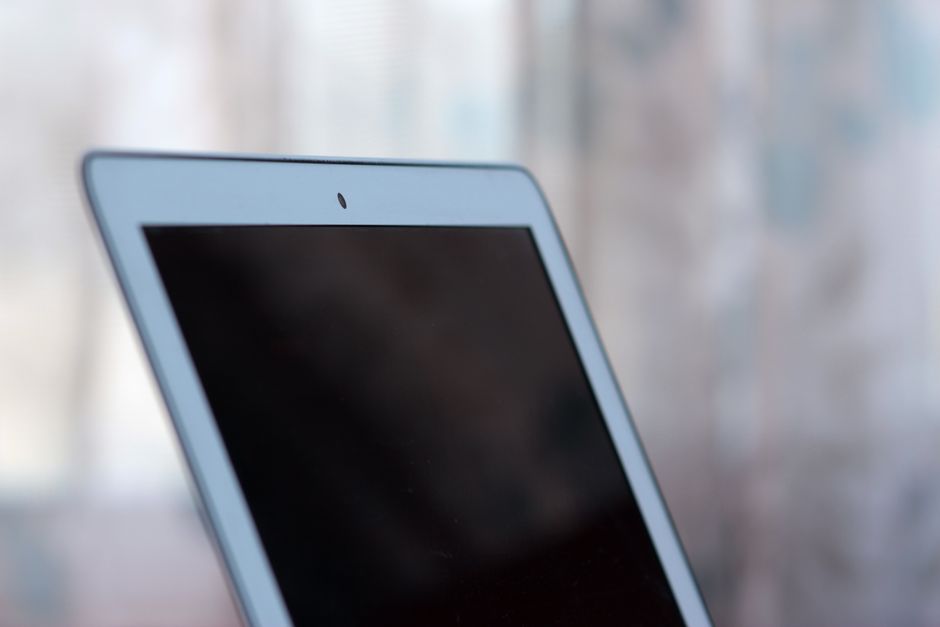 空白の画面を持つタブレットのクローズアップショット、モックアップに最適です。