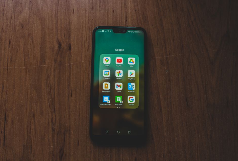 Googleアプリを表示したスマートフォン（Pixel 10 ProのAI機能イメージ）