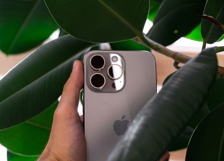 トリプルカメラを備えたハイエンドスマートフォンを手に持つ様子（Pixel 10 ProとiPhone 17 Proのカメラ比較イメージ）