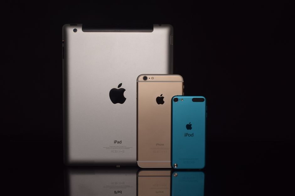 黒い背景に対して、iPad、iPhone、iPodを含むAppleデバイスのエレガントなディスプレイ。