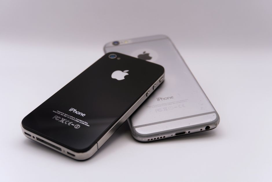 白い表面に 2 台のスマートフォンが展示され、最新のテクノロジーが紹介されています。