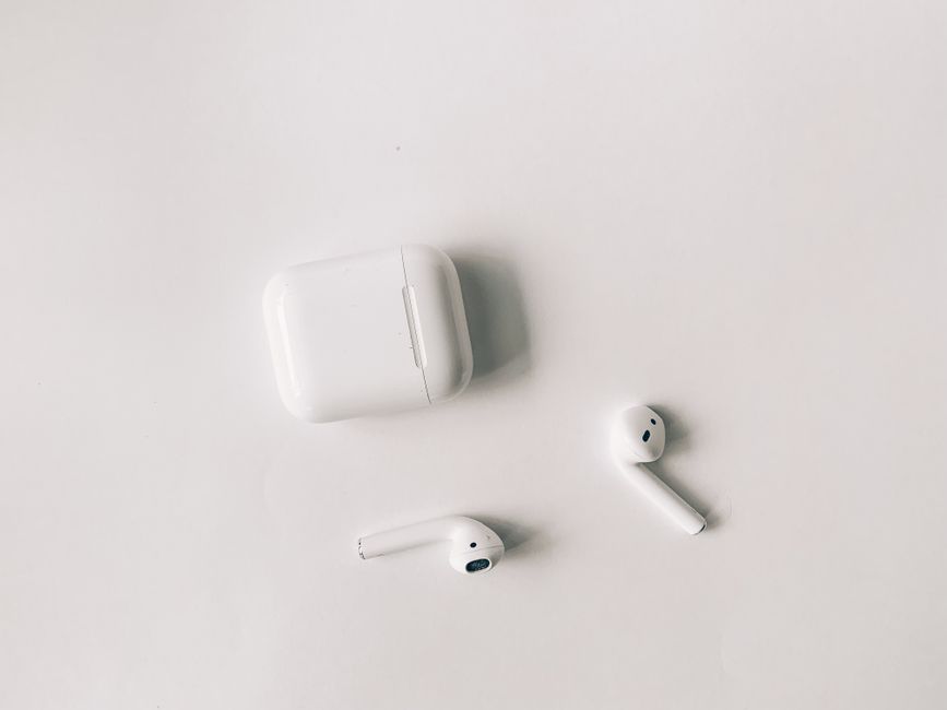 Pixel Buds Pro 2とAirPods Pro 3比較のイメージ｜白背景のワイヤレスイヤホンと充電ケース