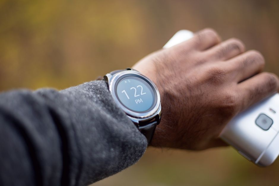 スマートフォンと一緒に使う手首のスマートウォッチ（Pixel Watch 4とPixelスマホの連携イメージ）