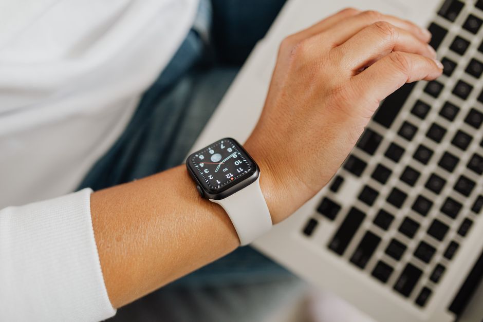 Apple Watchの文字盤で予定を確認しながらノートPCで仕事をする様子