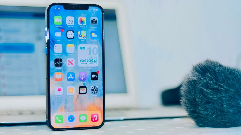 屋内でアプリ、通知、時間を表示しているスマートフォンのクローズアップ。