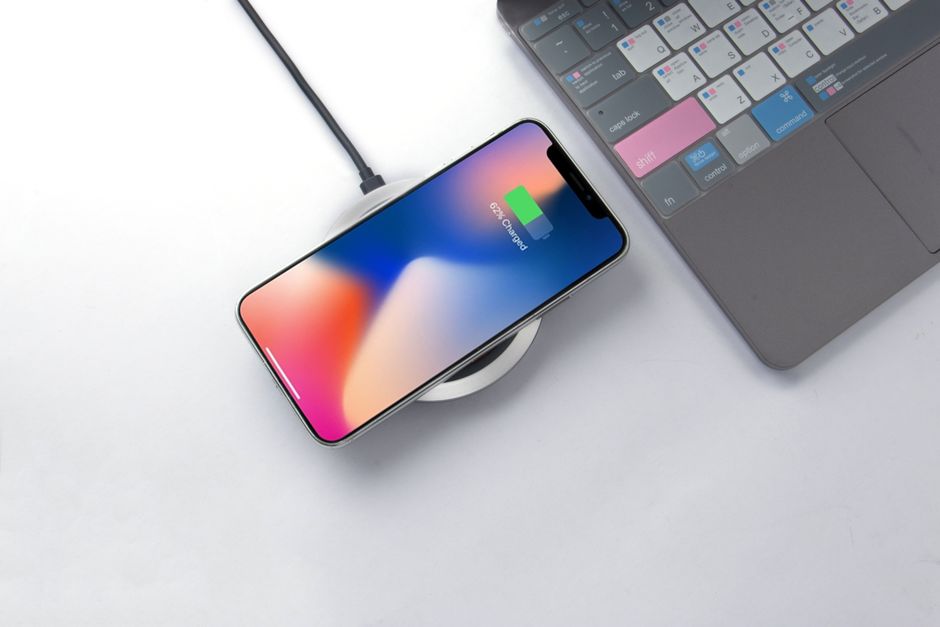 デスクでワイヤレス充電中のスマートフォン（Qi2・MagSafe充電のイメージ）