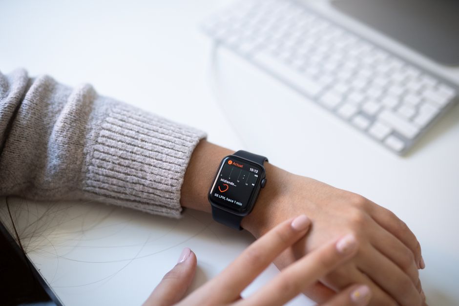 手首のスマートウォッチに表示された心拍数（Pixel Watch 4のヘルスケア機能イメージ）