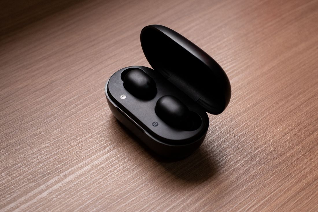 AirPods Pro 3とGalaxy Buds 4 Pro バッテリーケース比較イメージ