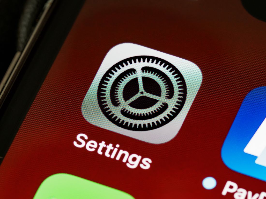 iOS 27 vs Android 17 AI比較 使い方別にどのOSを選ぶかのイメージ