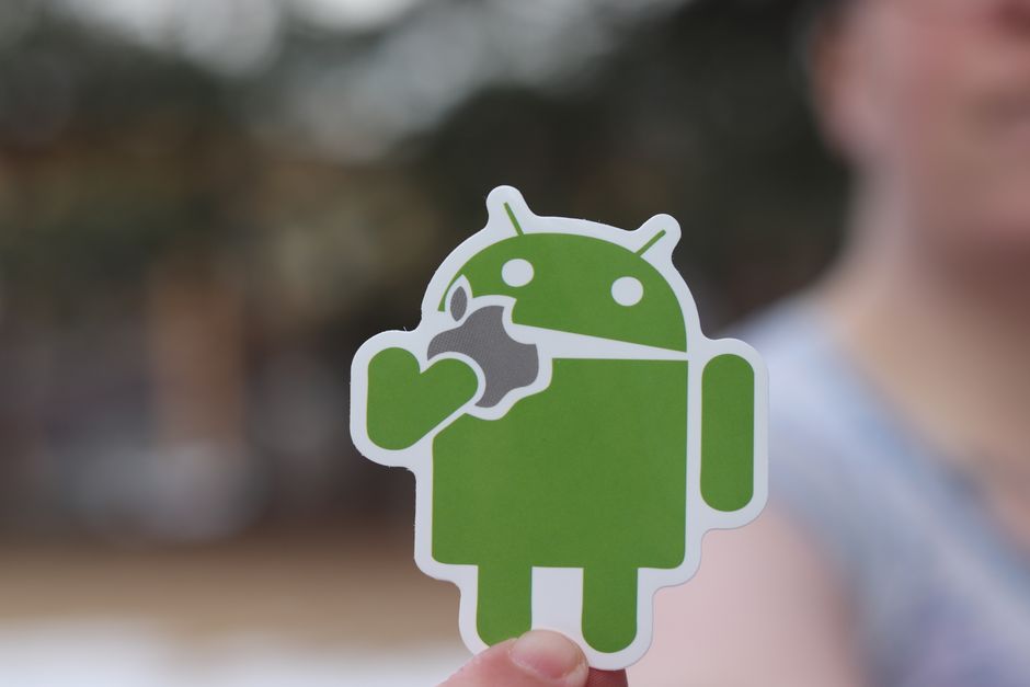 iOS 27 vs Android 17 AI比較 プライバシーと処理場所の違いのイメージ