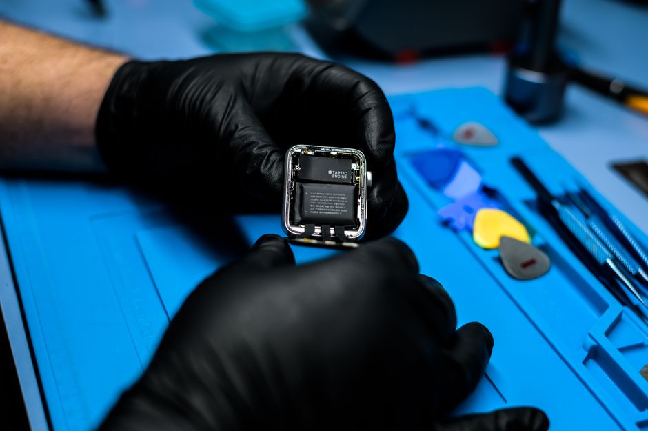 Apple Watchバッテリー交換 修理店でスマートウォッチを分解して交換するイメージ