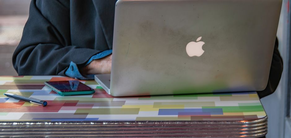 Surface Laptop 8 vs MacBook Ai ディスプレイ品質 OLED時代の選択肢のイメージ
