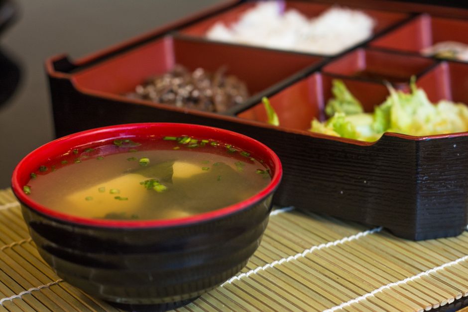 ファミマ・ザ・海苔弁当 のり弁当10月6日発売 弁当チェーンの海苔弁と比べた価格のイメージ
