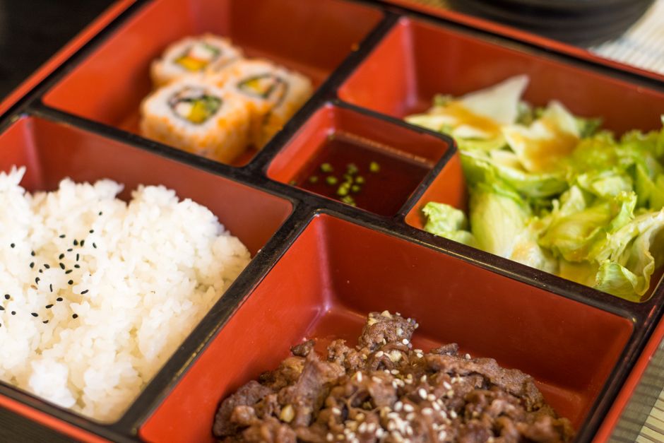 ファミマ・ザ・海苔弁当 のり弁当10月6日発売 おかず4品と「だし醤油」の中身のイメージ