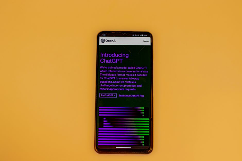 AI機能の違い：Gemini中心のPixelとApple IntelligenceのiPhoneのイメージ
