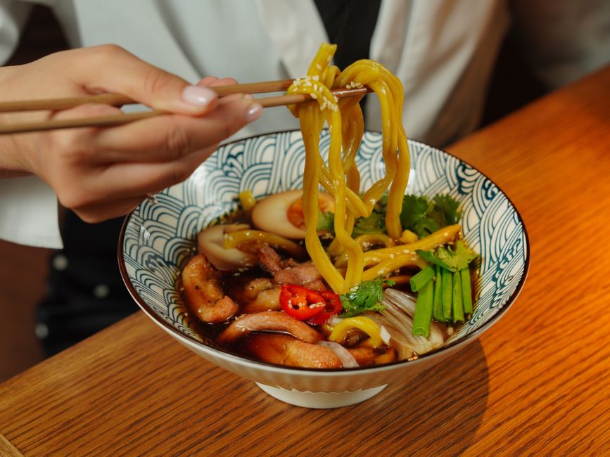 セブン 札幌すみれ監修 濃厚しおラーメン 北海道限定「濃厚みそラーメン」との違いのイメージ