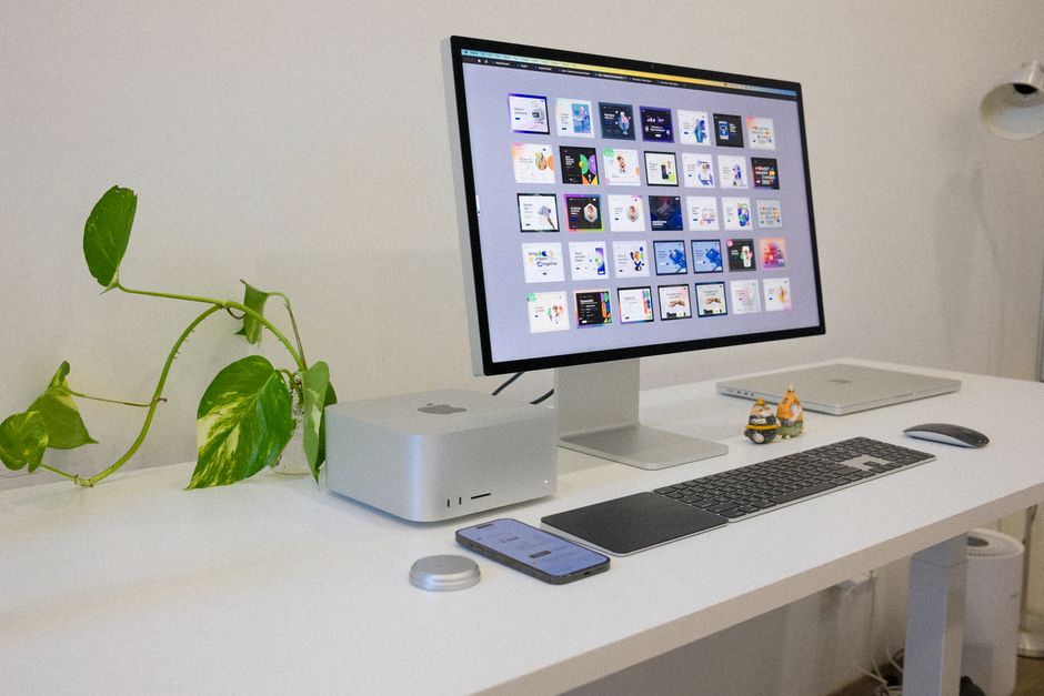 Apple製デバイスをそろえたデスク(Appleのホームハブ選びのイメージ)