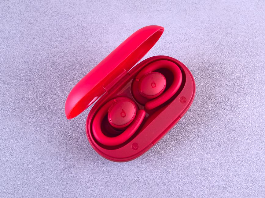耳かけ型スポーツイヤホンと充電ケース(Bose Sport オープン Earbuds 旧型比較のイメージ)