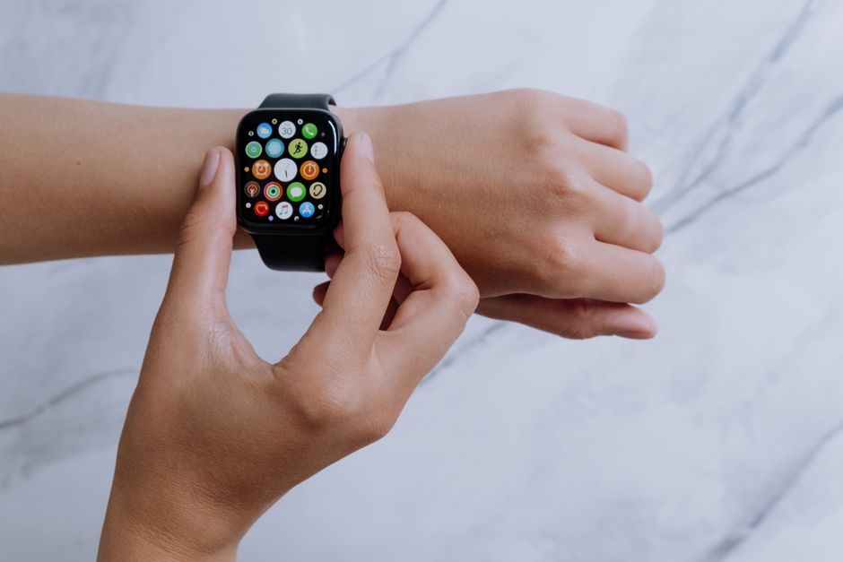 Apple Watch SE 3バンドの選び方 2026年7月値上げ後の純正バンド価格と秋の新色のイメージ