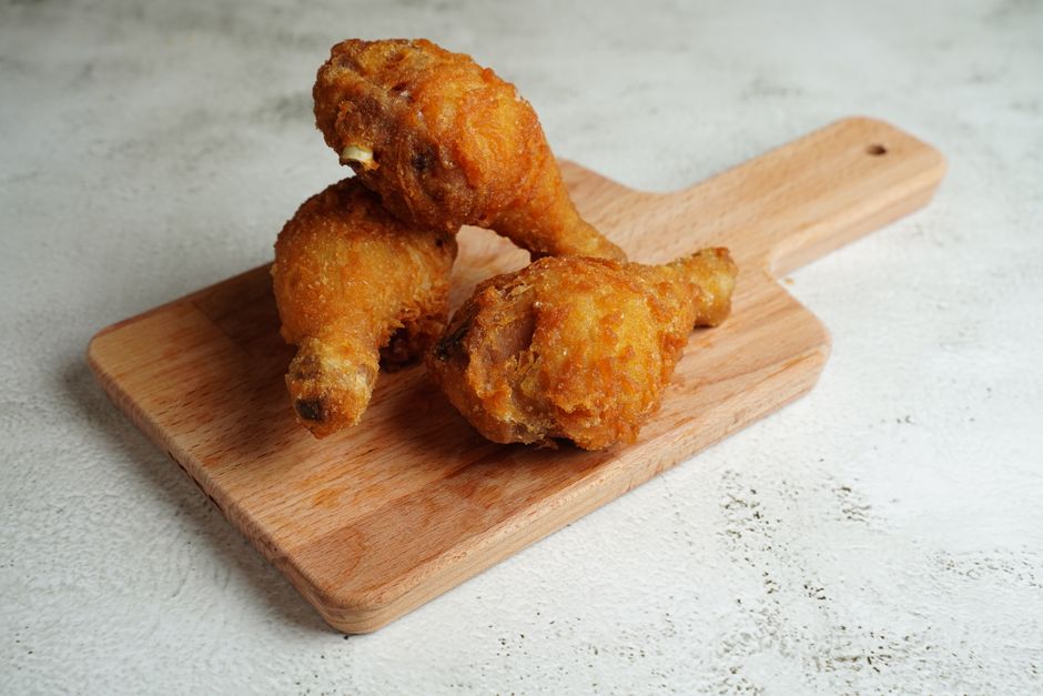 同日発売のファミチキ味カップ麺・ポテトチップスのイメージ