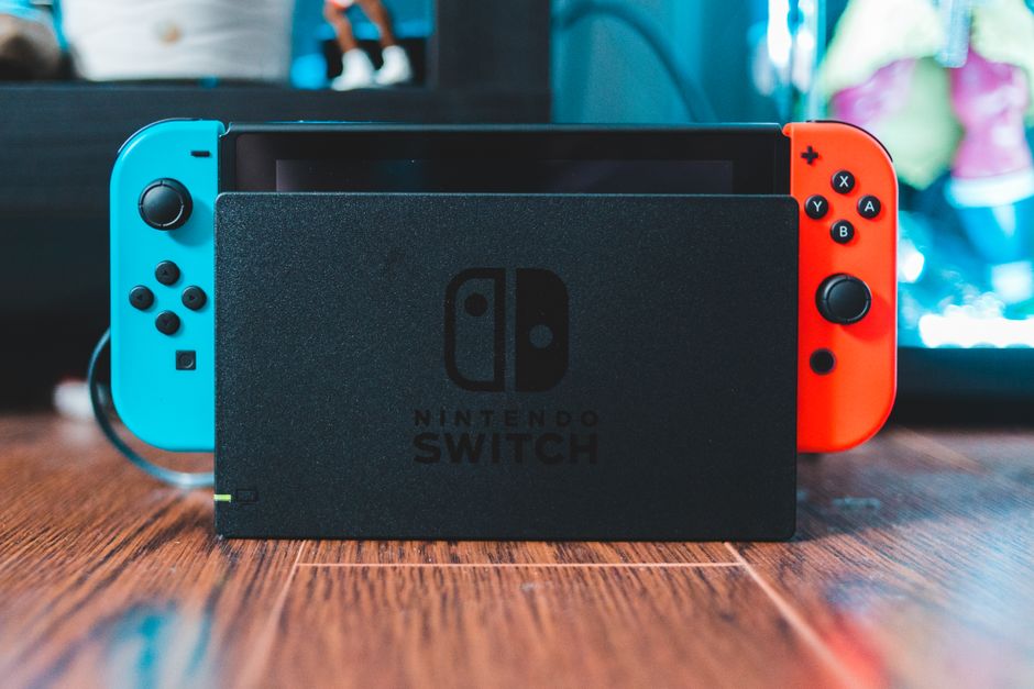 初代Nintendo SwitchのドックとJoy-Con(Switch 2とは非互換の周辺機器の例)