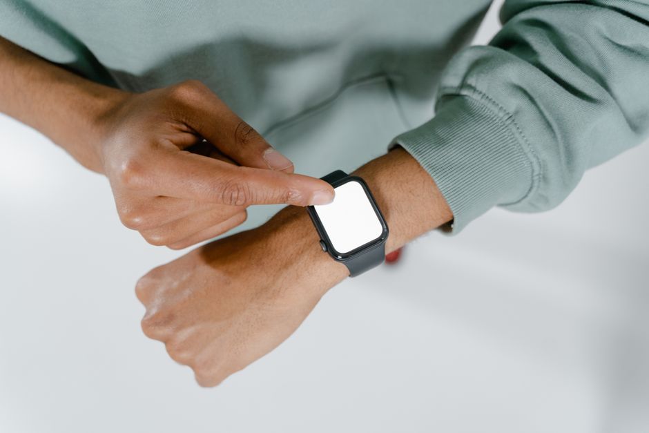 Apple Watchボイスメモの使い方 手首のスマートウォッチを操作するイメージ